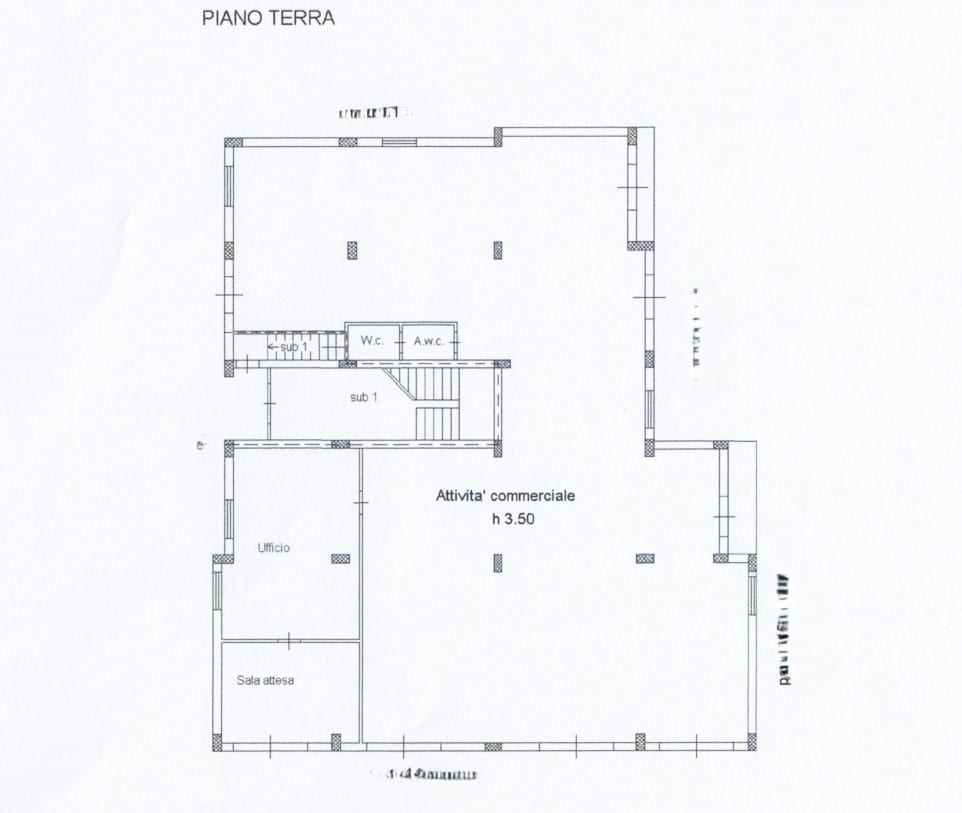 Ampia pianta del piano terra di un immobile commerciale, con uffici, sala d'attesa e aree di attività, ideale per investitori e imprenditori in ricerca di spazi professionali.