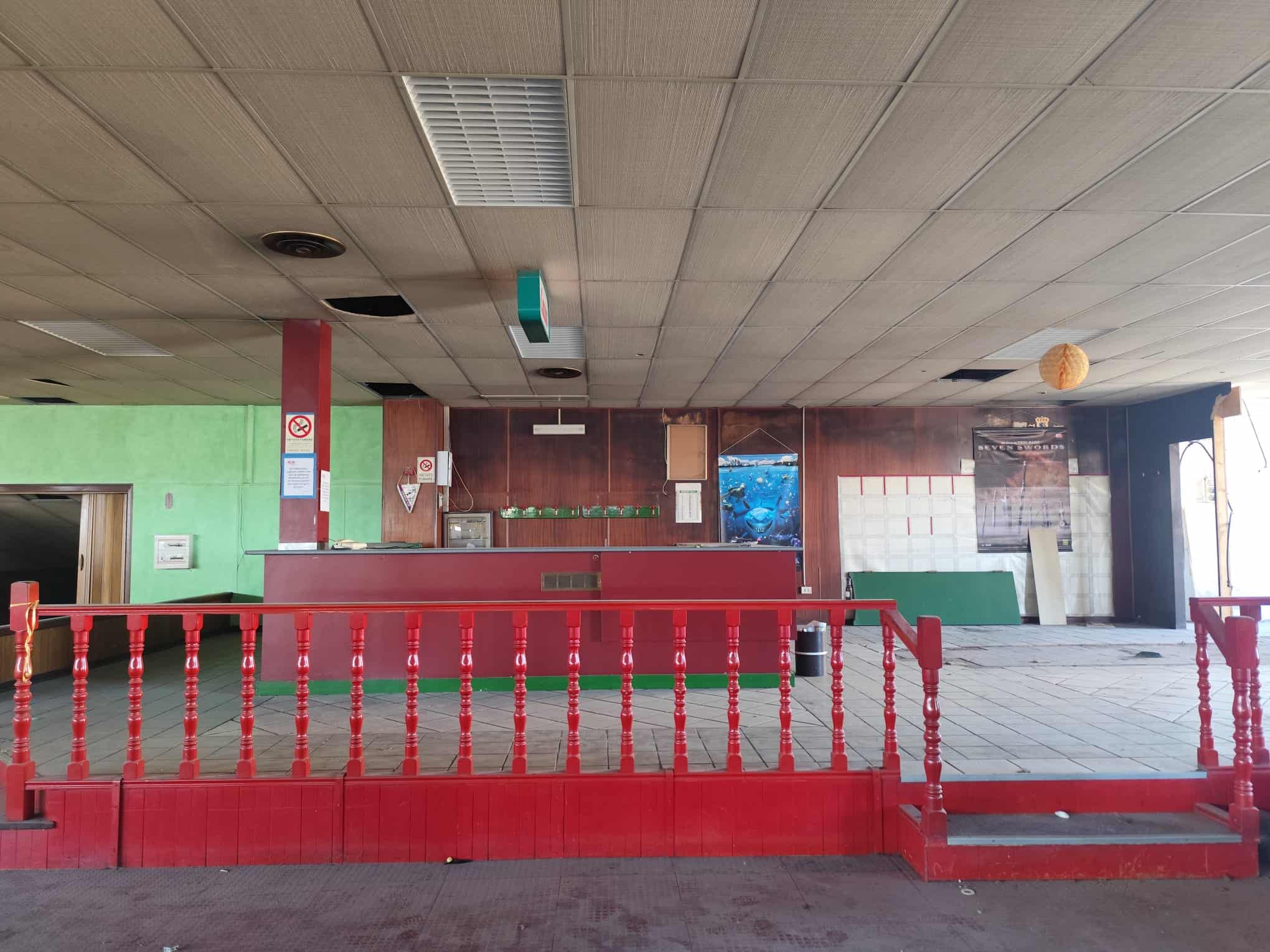 Interno di un locale commerciale con area di ingresso e bar, pareti verdi e arredi in legno, in vendita in via Milite Ignoto, Barcellona P.G.