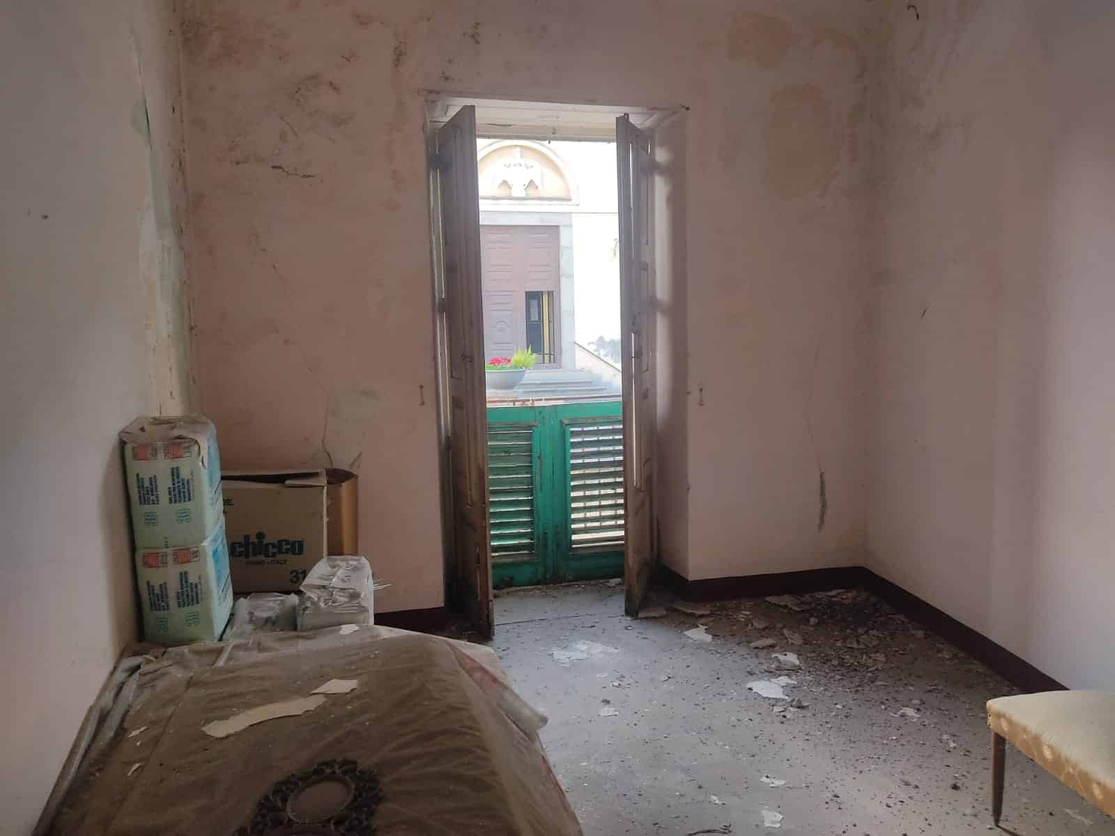 Vecchio-stanza-ristrutturare-immobile-ricostruzione.