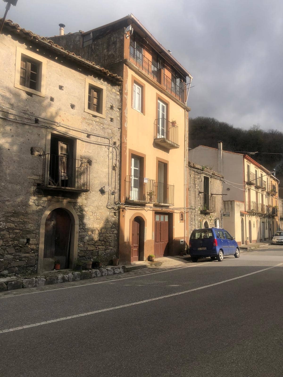 Villetta storica in centro con facciate in pietra e colori caldi, zona residenziale tranquilla. Ideale per investimento immobiliare o casa vacanze, vicino a servizi e attrazioni locali.