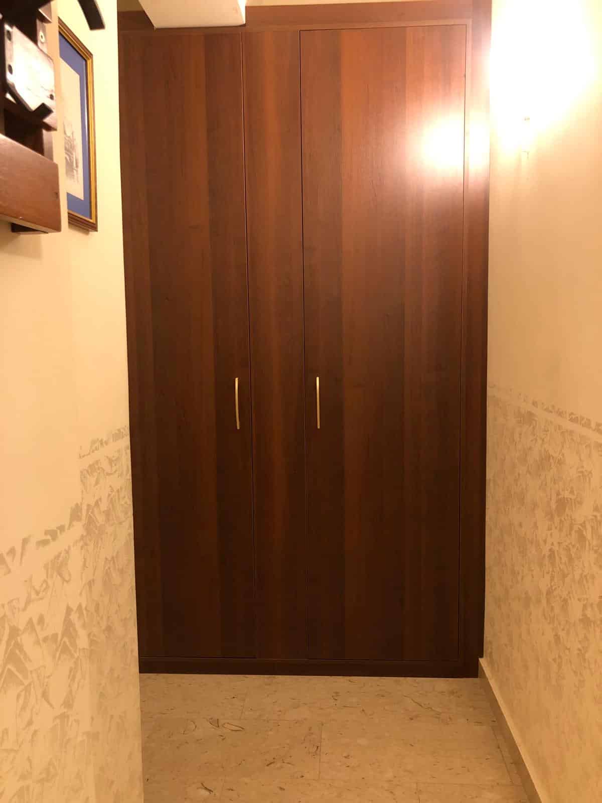 Armadio a muro in legno scuro, ideale per arredare e ottimizzare gli spazi di casa. Design elegante e funzionale, perfetto per soggiorno o camera da letto.