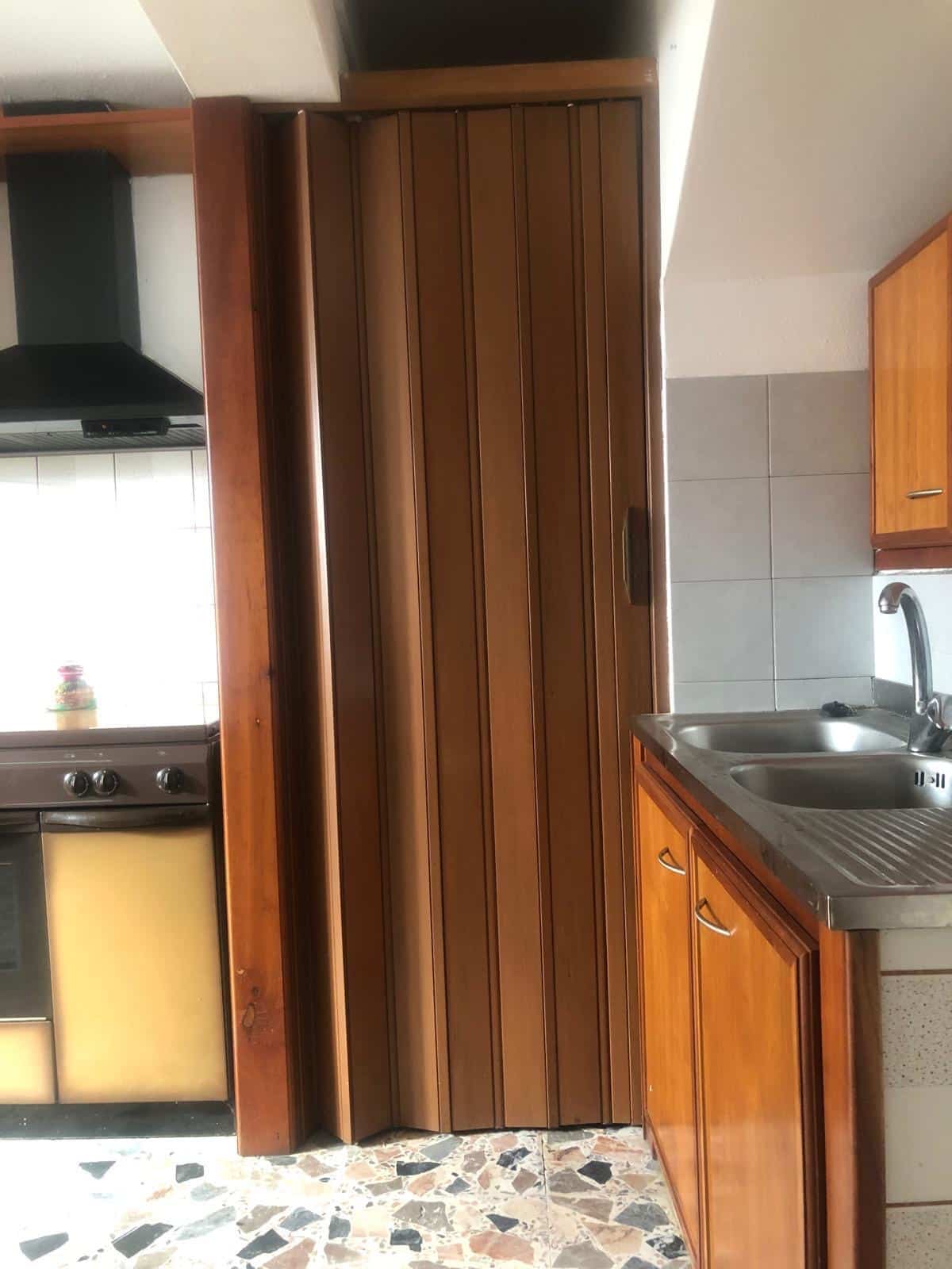 Armadio a muro in legno naturale per cucina o soggiorno, con ante scorrevoli e finitura in poshati classici. Ideale per ottimizzare lo spazio e organizzare al meglio gli ambienti domestici.