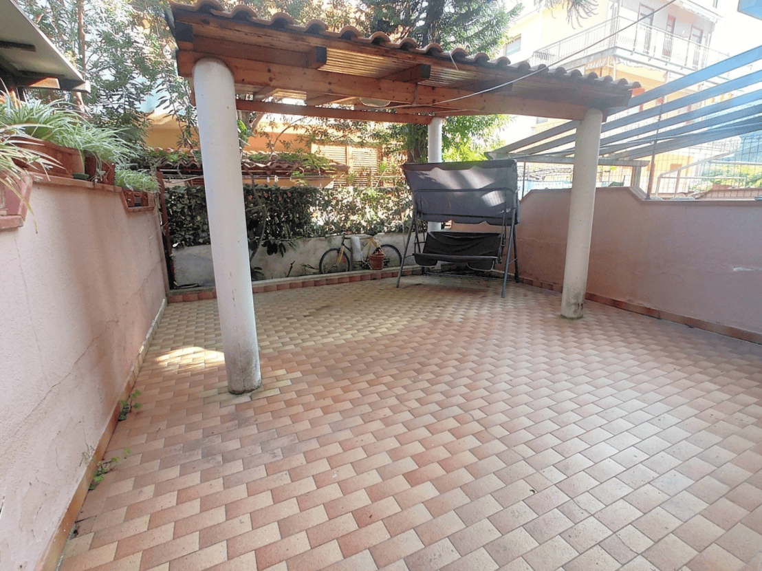 Terrazza con barbecue e copertura in legno, ideale per relax e cene all'aperto, situata in via Stazione 90, Oliveri, Me.