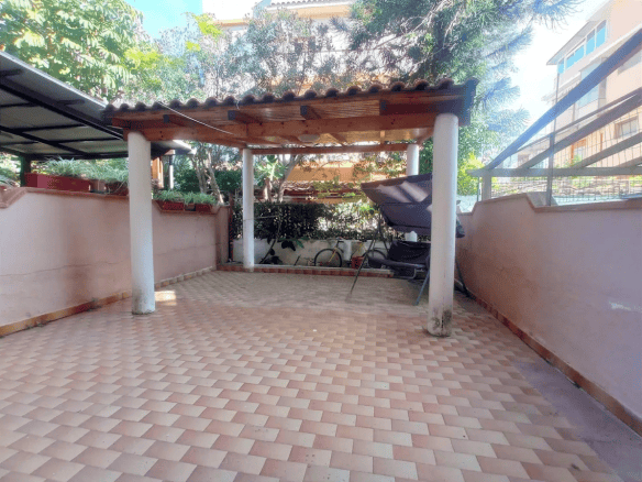 Ampia terrazza privata con copertura in legno, ideale per relax e socializzazione, in zona residenziale di Oliveri, vicino a servizi e spiagge.