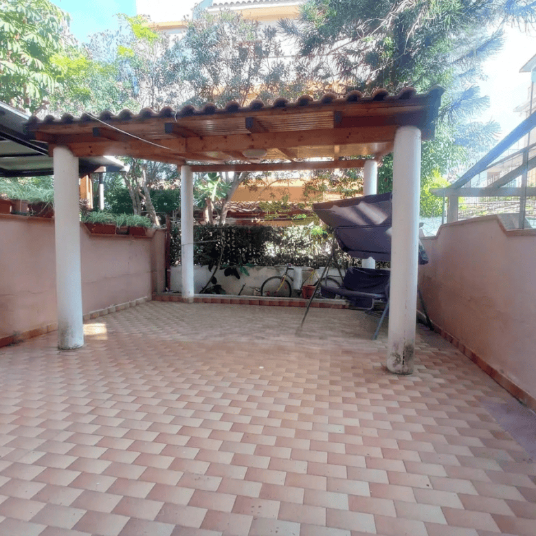 Ampia terrazza privata con copertura in legno, ideale per relax e socializzazione, in zona residenziale di Oliveri, vicino a servizi e spiagge.