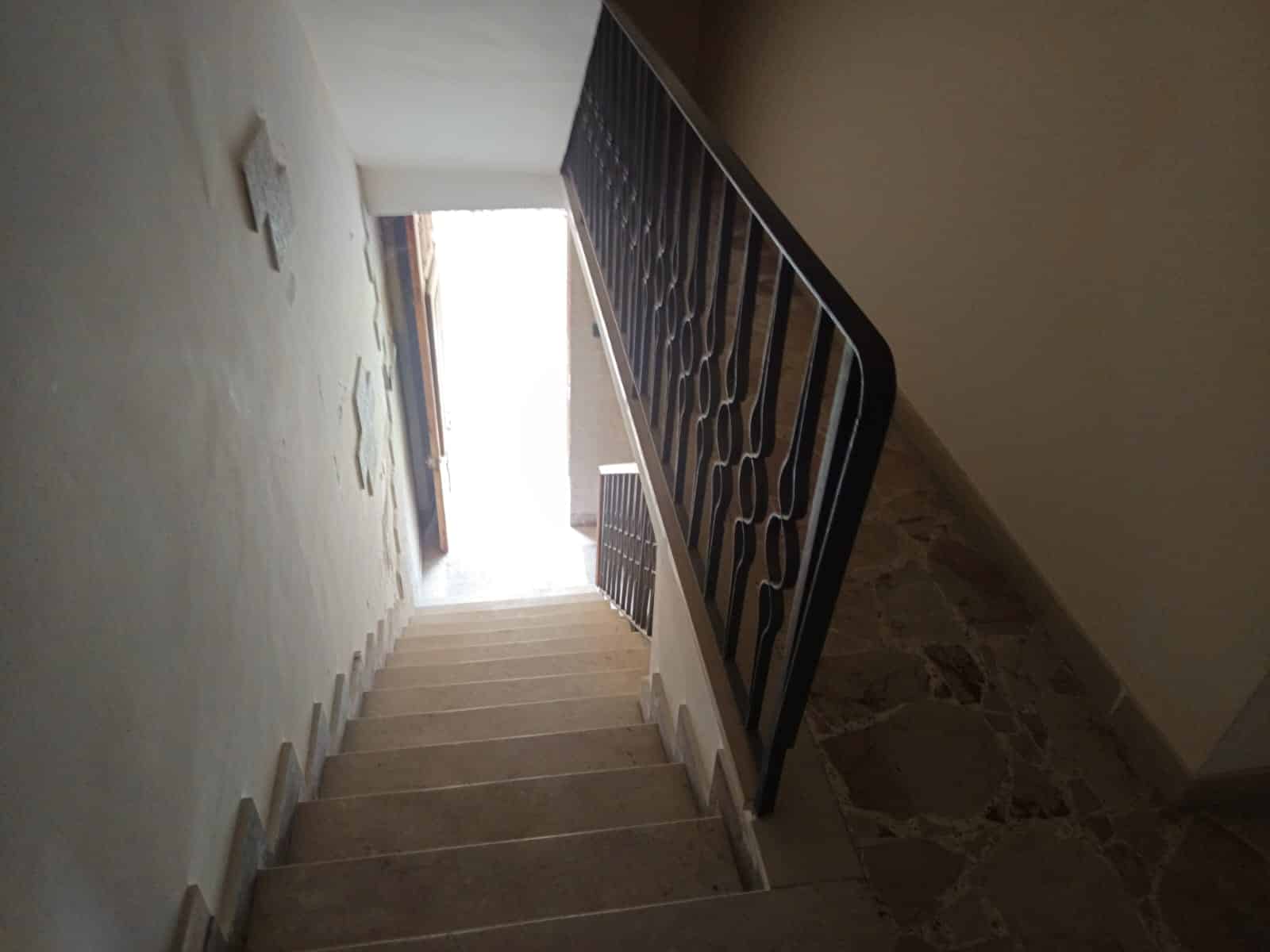 Scale da interno in costruzione con infissi luminosi e senza balaustra, pronta per installazione.