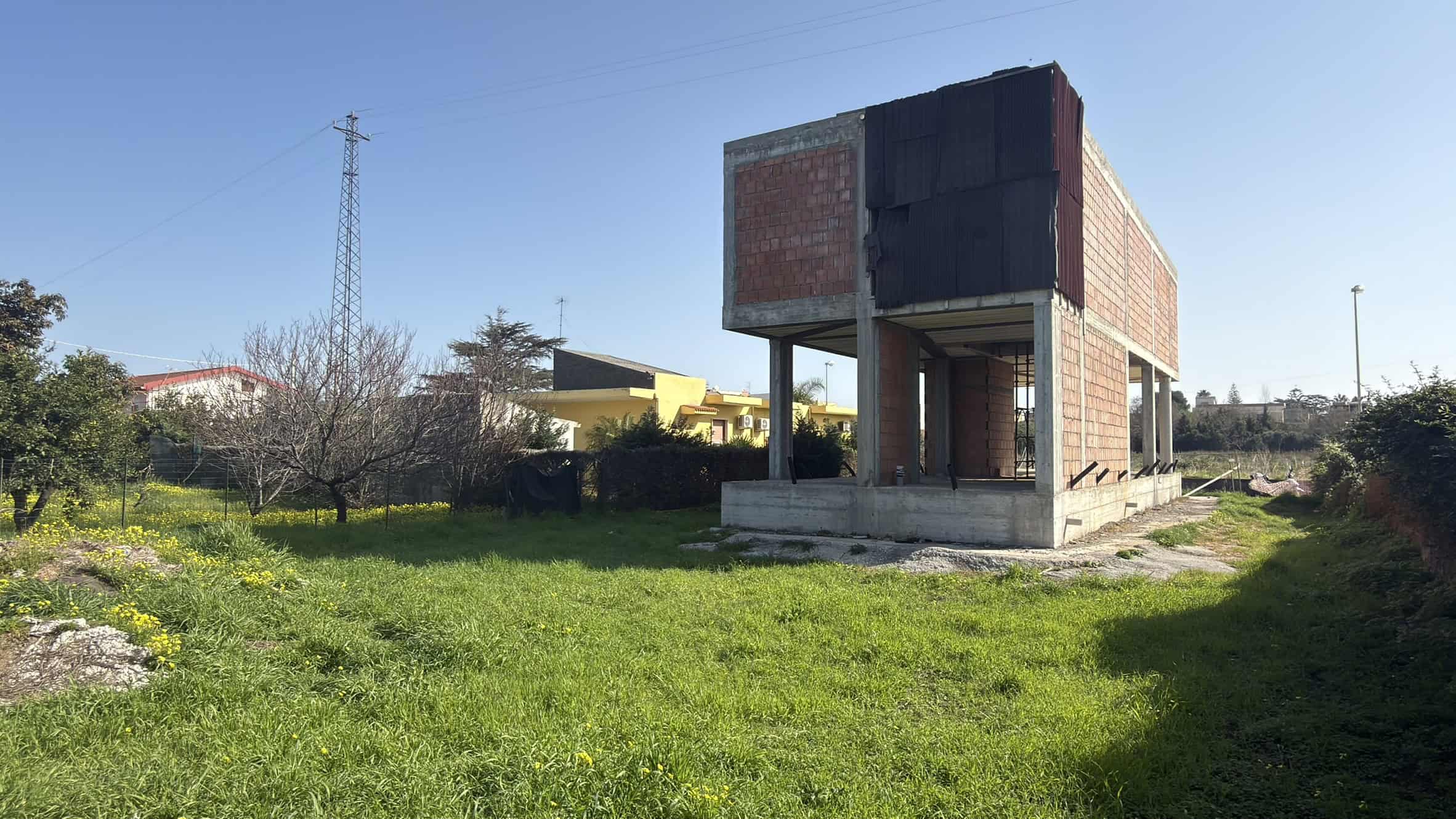 Ampio terreno con struttura in costruzione, ideale per realizzare una casa unifamiliare o un investimento immobiliare in zona tranquilla. Spazio verde e possibilità di personalizzazione.