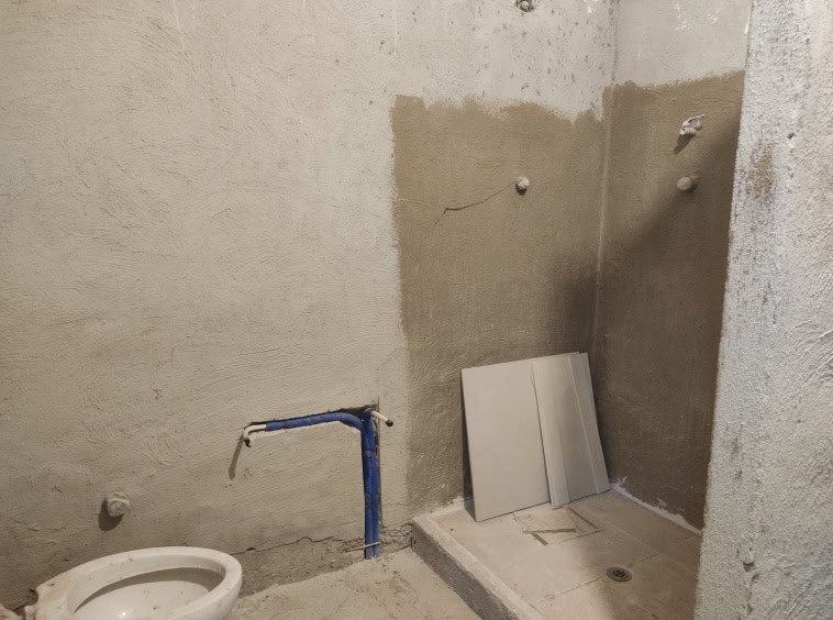 Impalcatura in corso di costruzione per ristrutturazione bagno, lavori di rifacimento bagno, edilizia e impianti idraulici.
