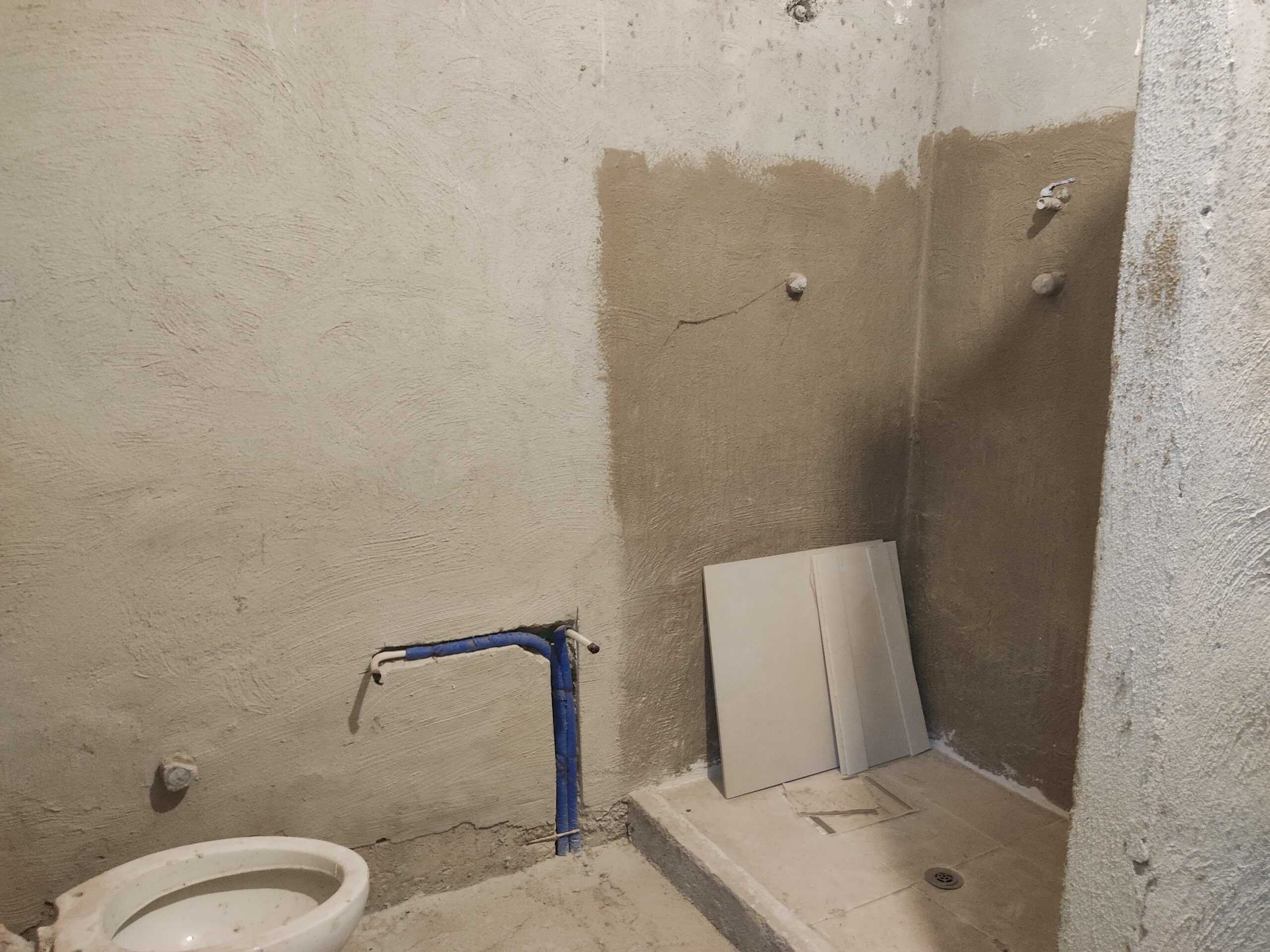 Impalcatura in corso di costruzione per ristrutturazione bagno, lavori di rifacimento bagno, edilizia e impianti idraulici.