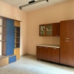 Mobili da cucina in stile vintage con armadi in legno e dettagli blu, spazio funzionale e luminoso.