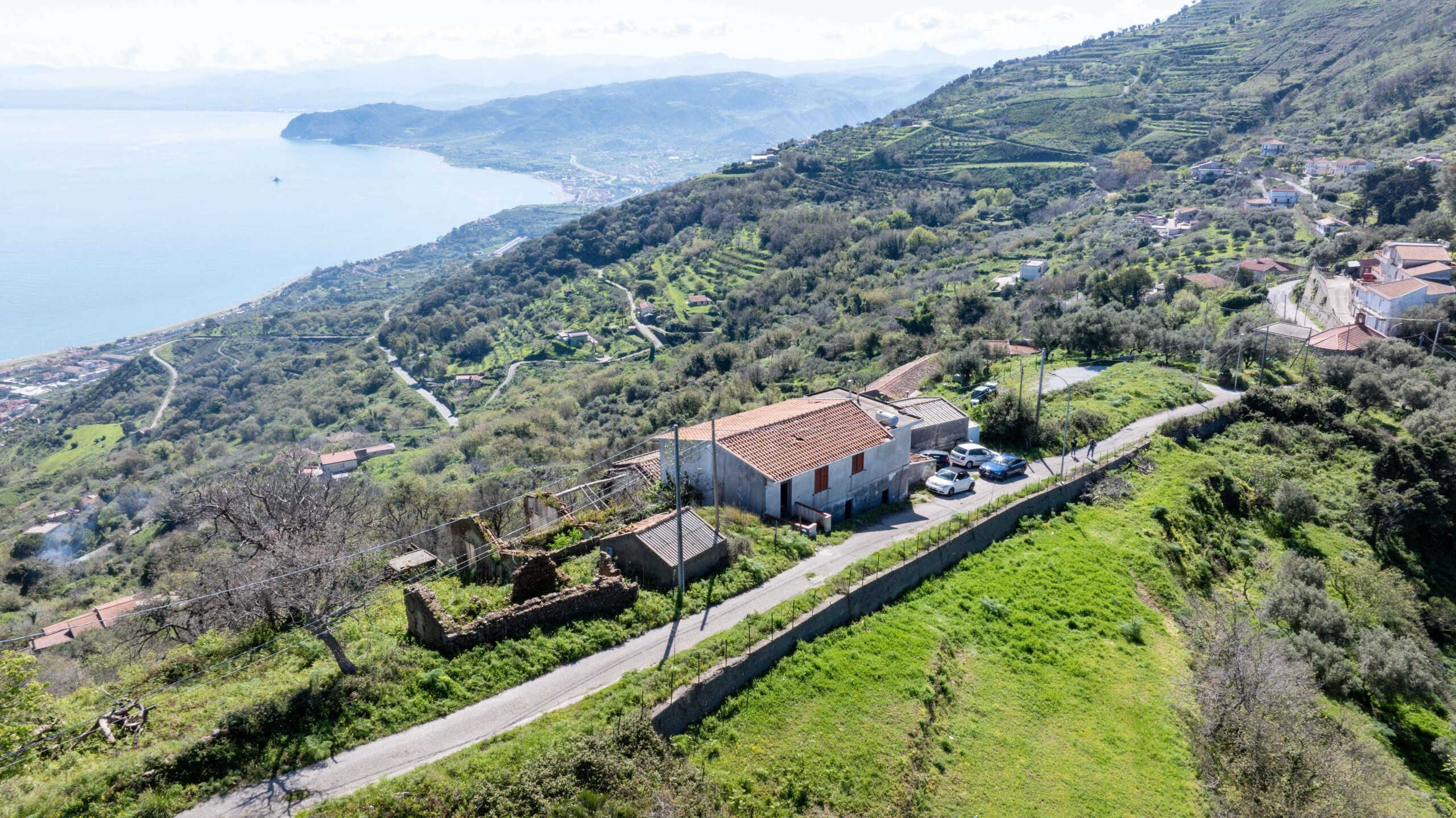 Vecchia casa Rurale su Collina con Vista Panoramica sul Mare e sulla Natura in Sicilia.