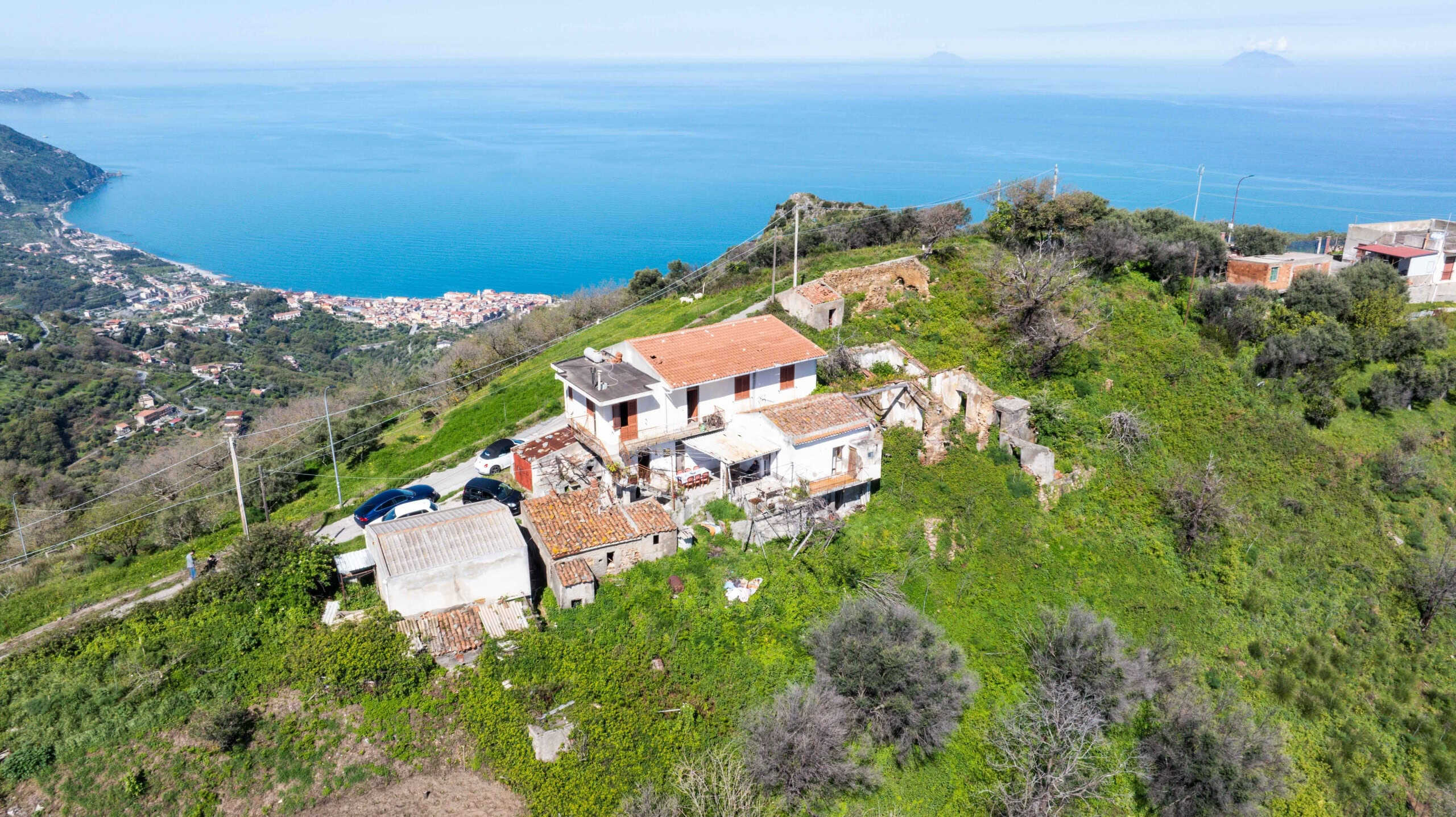 Casa su collina con vista sul mare in vendita a NextCasa, proprietà panoramica, rustico ristrutturato, ambiente tranquillo, ideale investimento immobiliare in Sicilia.
