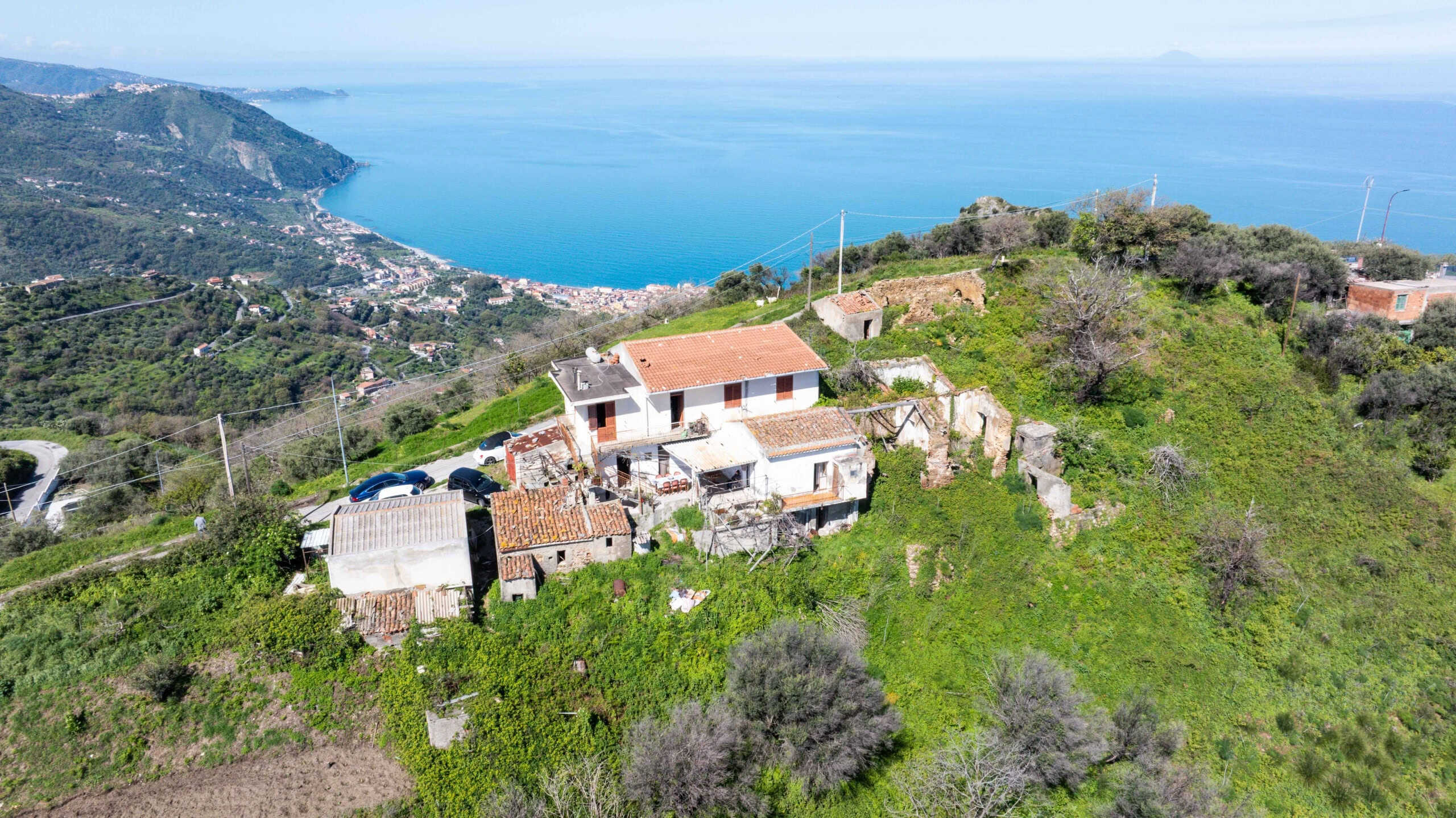 Casa in collina con vista mare, immobili di pregio, proprietà esclusiva, vista panoramica, appartamenti con giardino, rustico ristrutturato, immobili di lusso, investimento immobiliare.
