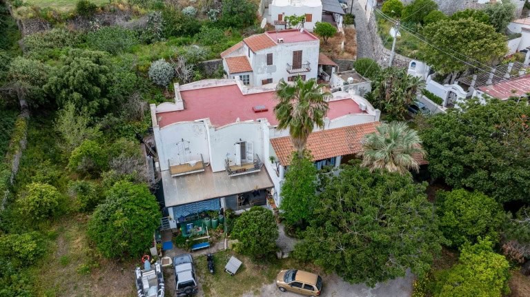 Stabile con 6 appartamenti in vendita in Contrada Zinzolo, Lipari, Me