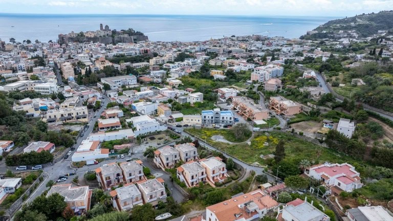 Stabile con 6 appartamenti in vendita in Contrada Zinzolo, Lipari, Me