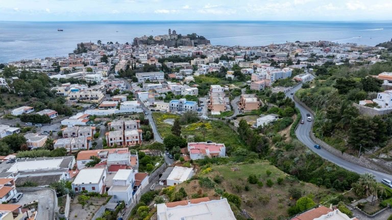 Stabile con 6 appartamenti in vendita in Contrada Zinzolo, Lipari, Me