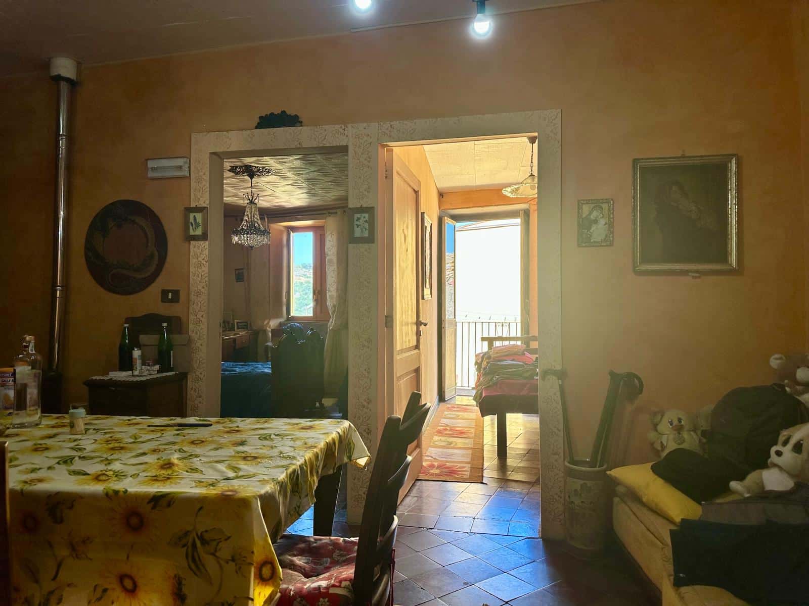 Penthouse con balcone vista panoramica, interni arredati in stile classico, soggiorno e camera da letto ben illuminati, ambiente accogliente con decorazioni vintage, ideale per vivere la natura vicino alla città.