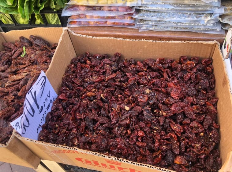 Pomodori secchi in vendita in mercato locale, pronti per essere utilizzati in cucina.