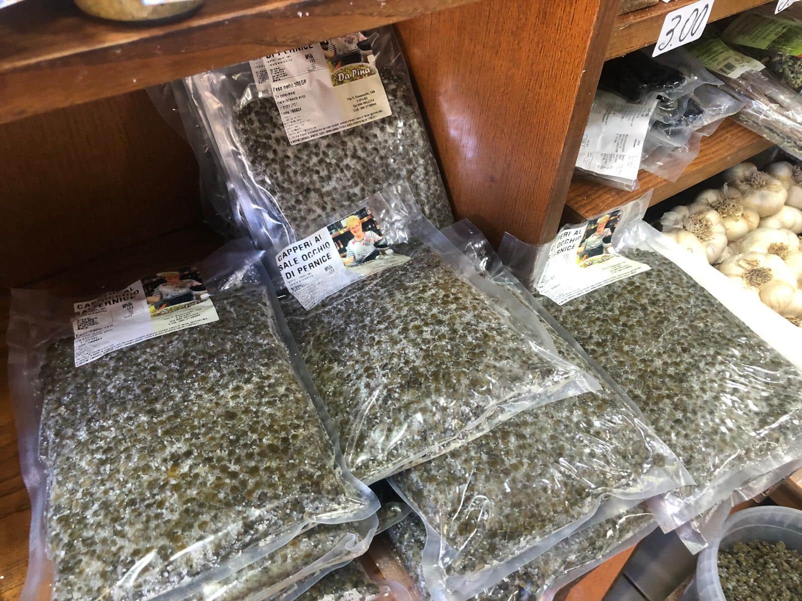 Fiocchi di pernice in confezioni sottovuoto, prodotti alimentari tipici italiani, pronti per essere acquistati presso l'outlet NextCasa, specializzato in ingredienti genuini e di qualità.