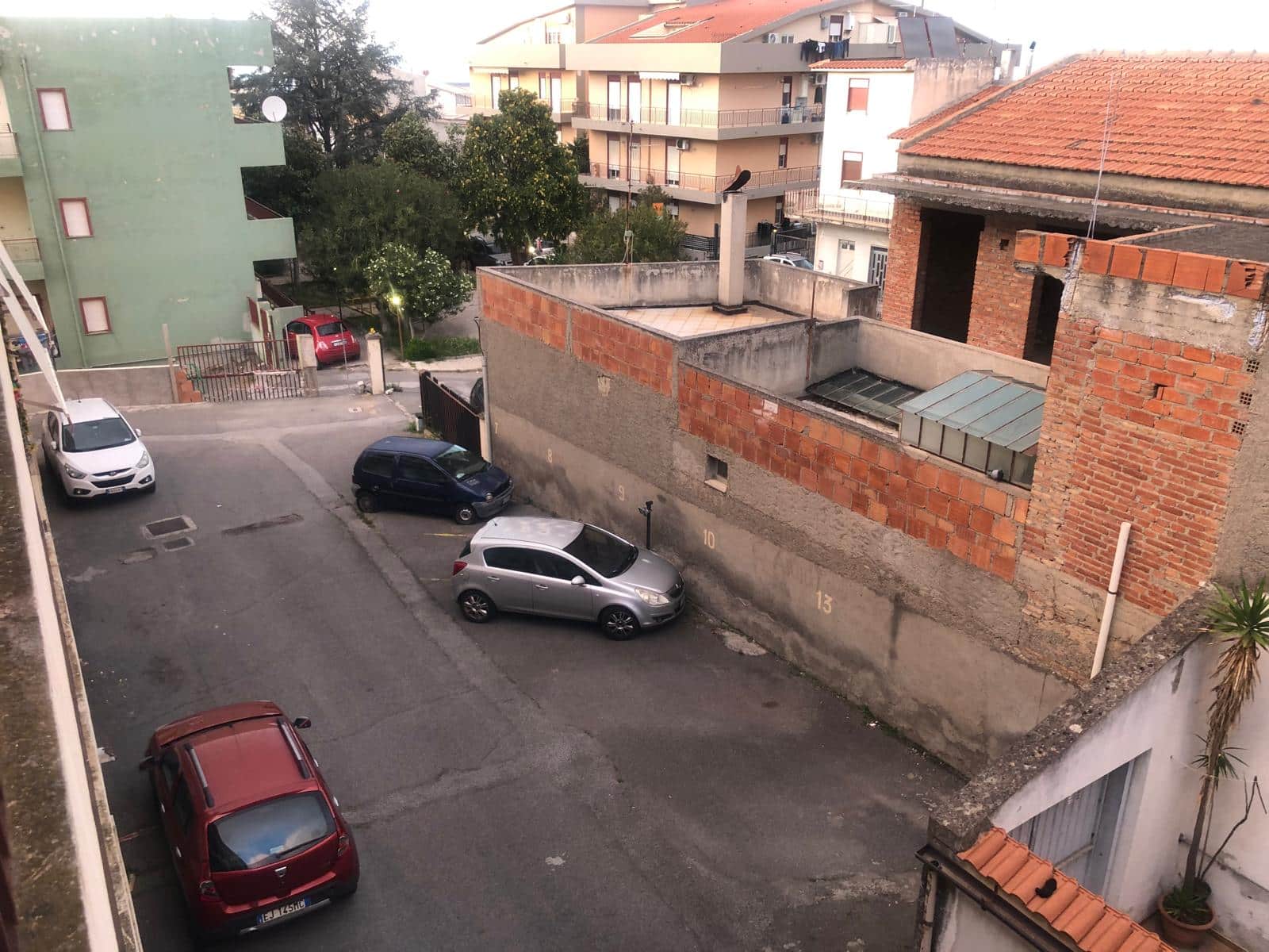 Auto parking in un cortile condominiale con edifici residenziali, in Italia.