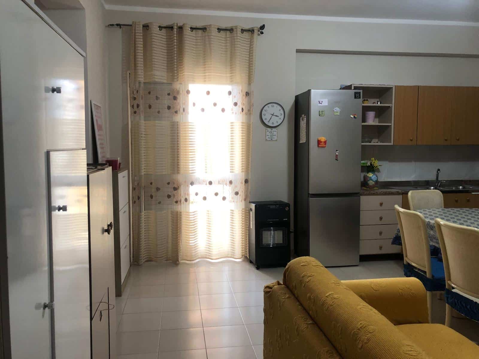 Camera da pranzo in appartamento NextCasa con cucina e soggiorno, elettrodomestici moderni, arredamento accogliente, illuminazione naturale e dettagli funzionali per uno spazio abitabile e confortevole.