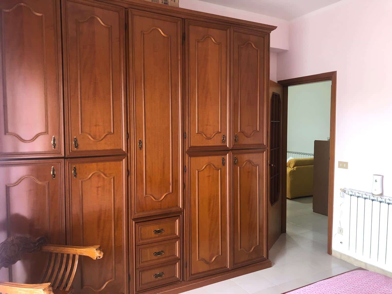 Armadio in legno massello, stile classico, camera da letto, mobili soggiorno, arredamento elegante, soluzione di archiviazione, mobili su misura, design tradizionale, legno naturale, interni accoglienti.