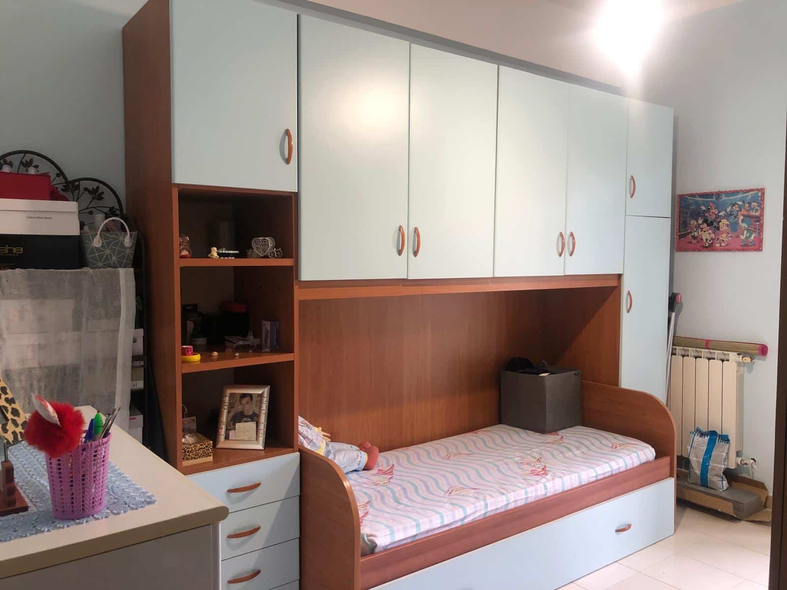 Letto a soppalco con armadio e libreria integrata, arredamento funzionale per camere da letto. Ideale per ottimizzare lo spazio con soluzioni di arredo moderne e pratiche. Perfetto per ambienti giovani e piccoli spazi.