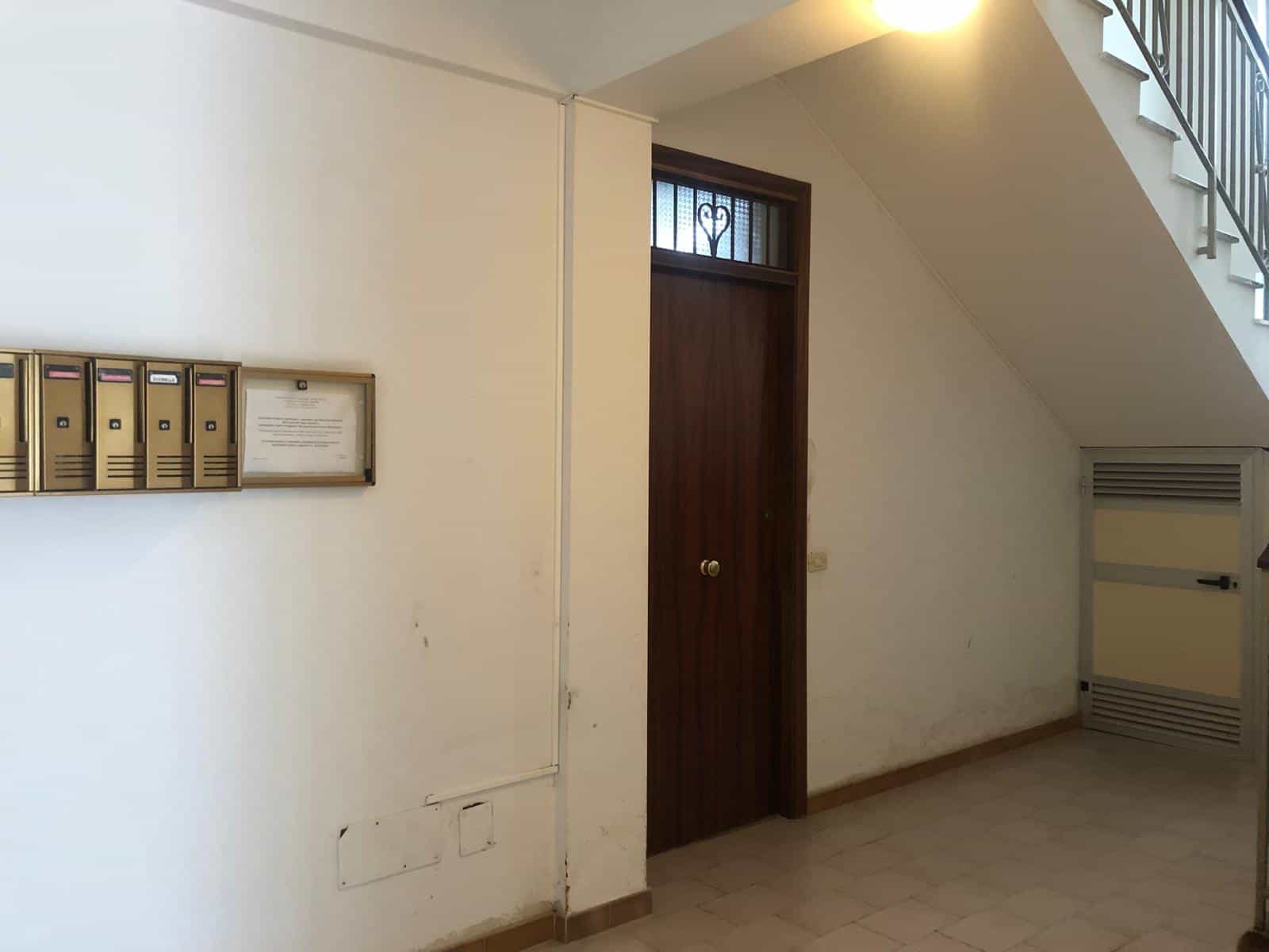 Posta per le cassette postali e porta d'ingresso in condominio.