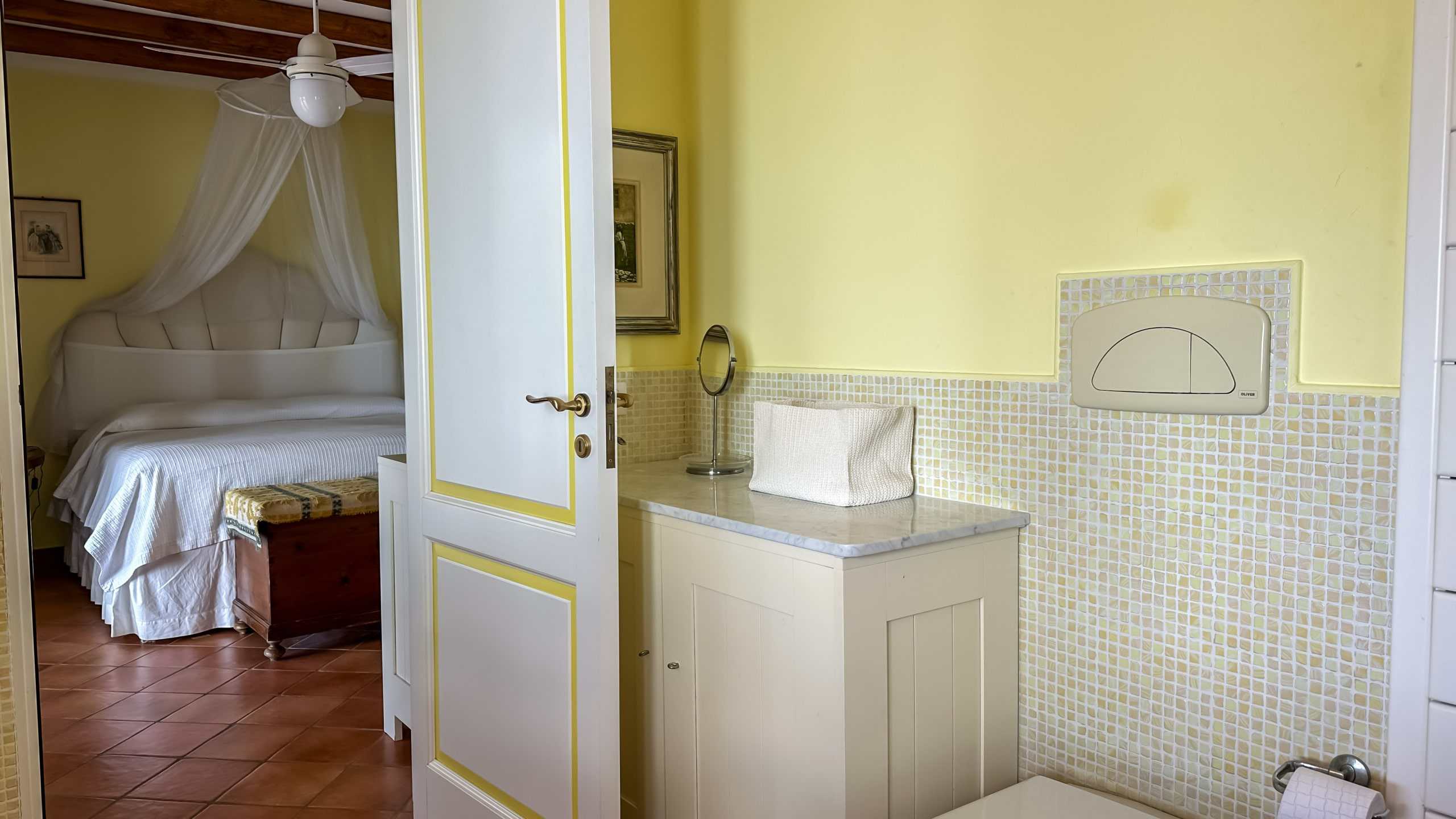 Vita privata in stile classico con camere da letto accoglienti e arredamento elegante, perfetta per affitti turistici e soluzioni di soggiorno confortevoli.