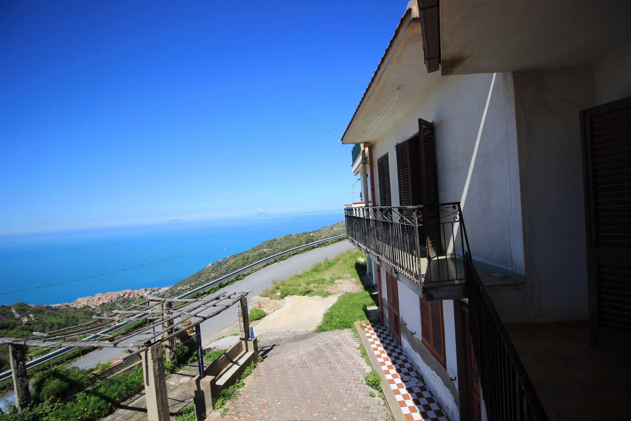 Vista panoramica mare e colline dall'appartamento con balcone, affitto vacanze, immobili in affitto, vista mare, residence sul mare, capitale della moda.