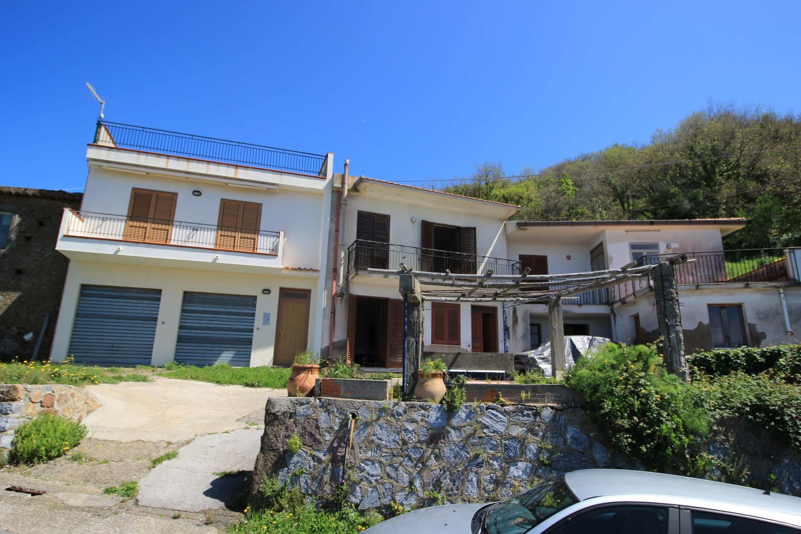 Villetta bifamiliare con terrazza panoramica e giardino nella zona collinare di NextCasa, ideale per investimento immobiliare o casa vacanze in vendita in Italia. Soluzione con possibilità di ristrutturazione.