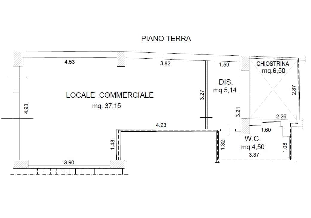 Ampio locale commerciale al piano terra con planimetria dettagliata, ideale per attività commerciali e investimenti immobiliari.
