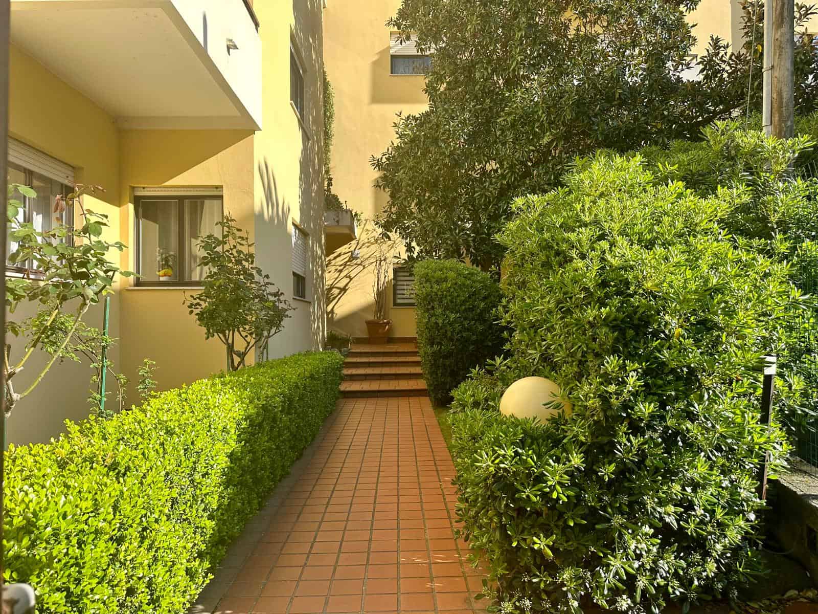 Verdegiardino-esterno-condominio-moderne-giardino-urbano-salutare-interni.