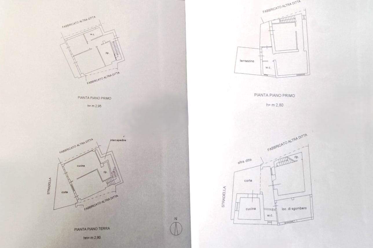Planimetrie di interni di casa con dettagli di distribuzione, primo e piano terra, ideali per compravendita immobiliare, con pianta prima e seconda di grande utilità per valutazioni immobiliari.