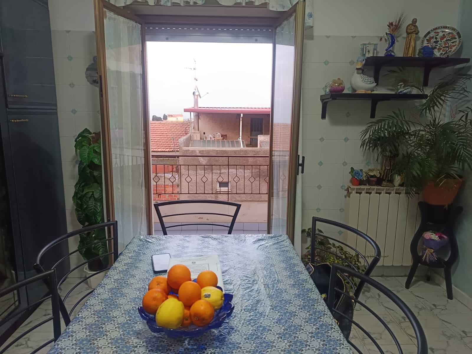 1. Balcone con vista città e arredamento per il relax, entrando da porta balcone in appartamento in affitto a Napoli.