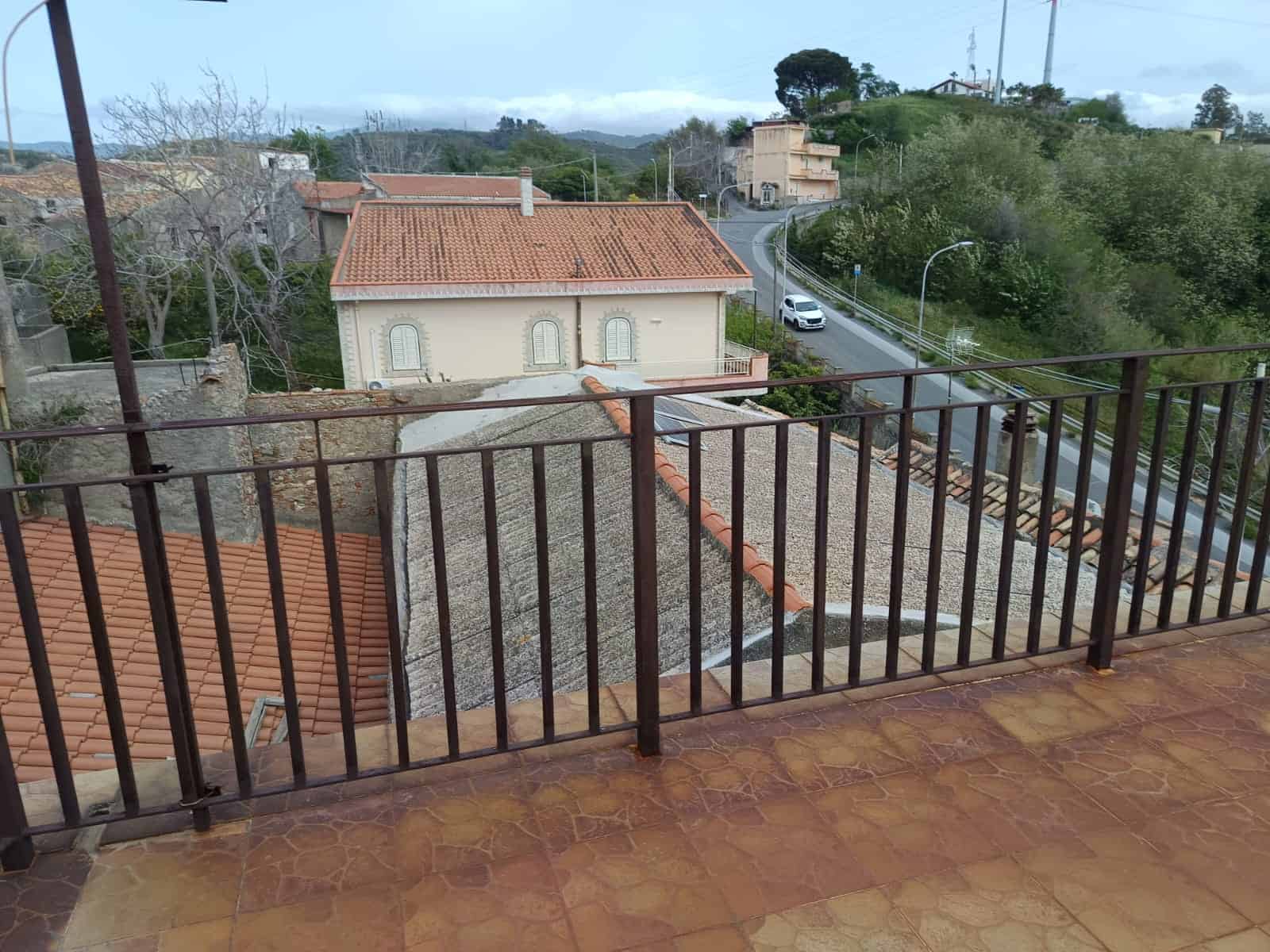 Vista panoramica di un quartiere residenziale con tetti in terracotta, strade alberate e case in stile mediterraneo, ideale per immobili o proprietà immobiliari in vendita o affitto.