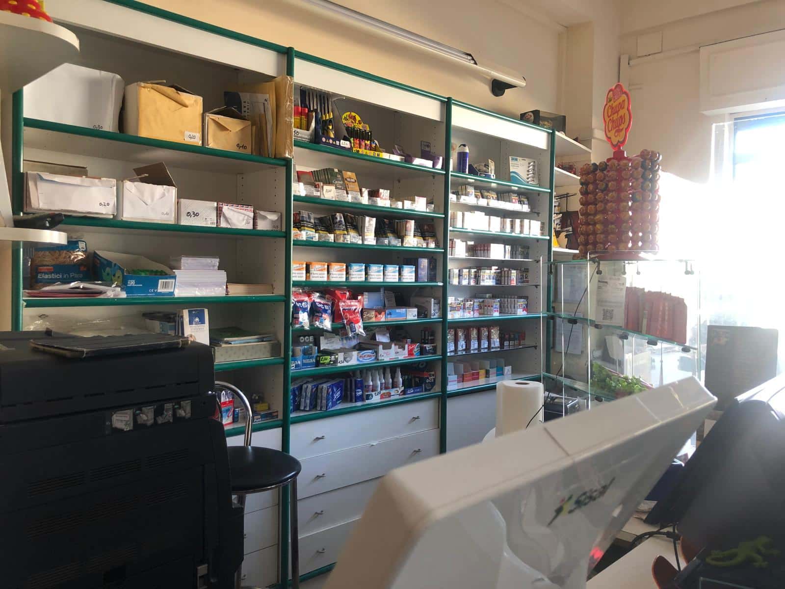 Scaffali con prodotti di farmacia, cosmetici e articoli per la cura personale in negozio di alimentari NextCasa.