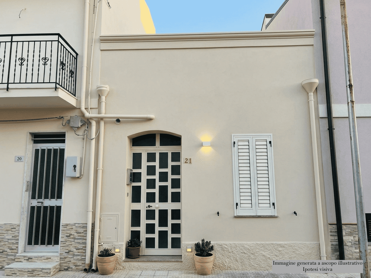 Facciata di una casa indipendente in vendita a Milazzo, con porta d'ingresso e finestra con persiana, in zona tranquilla e ben curata.