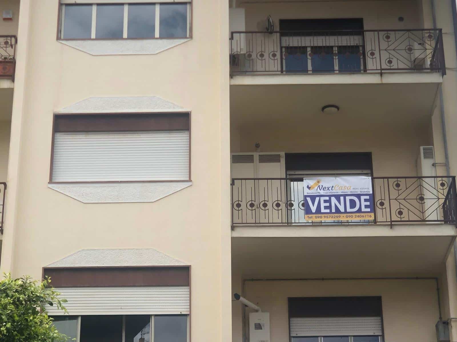 Vendita appartamento in edificio residenziale a Napoli, con balcone e finestre con tapparelle avvolgibili, in zona servita raggiungibile facilmente.