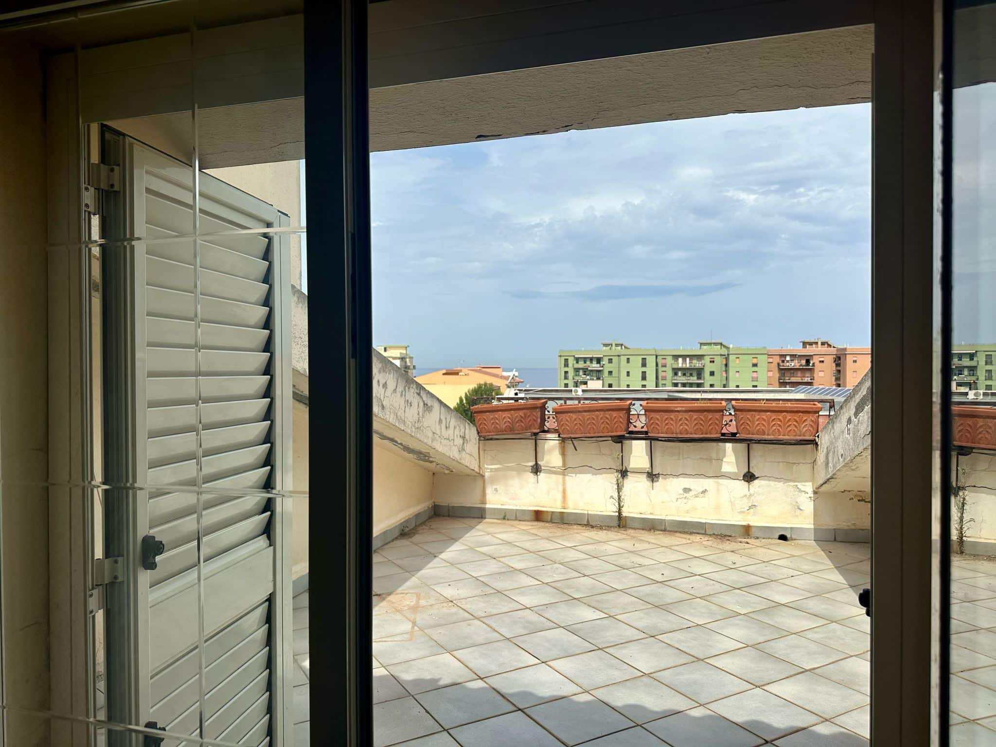 Vista panoramica terrazza con vista mare, ideale per soggiorni all'aperto e relax, situata in un appartamento in vendita a NextCasa, agenzia immobiliare a Napoli.
