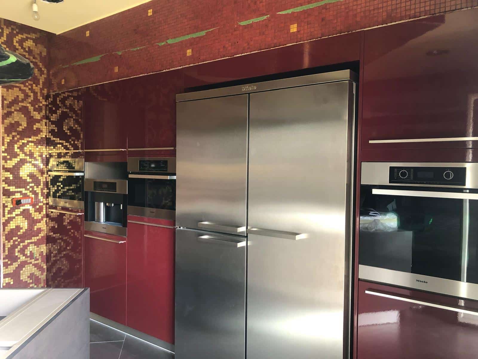 Elettrodomestici da cucina in acciaio inox, forno e frigorifero di design moderno, combinazione di funzionalità e stile per cucine di alta qualità.
