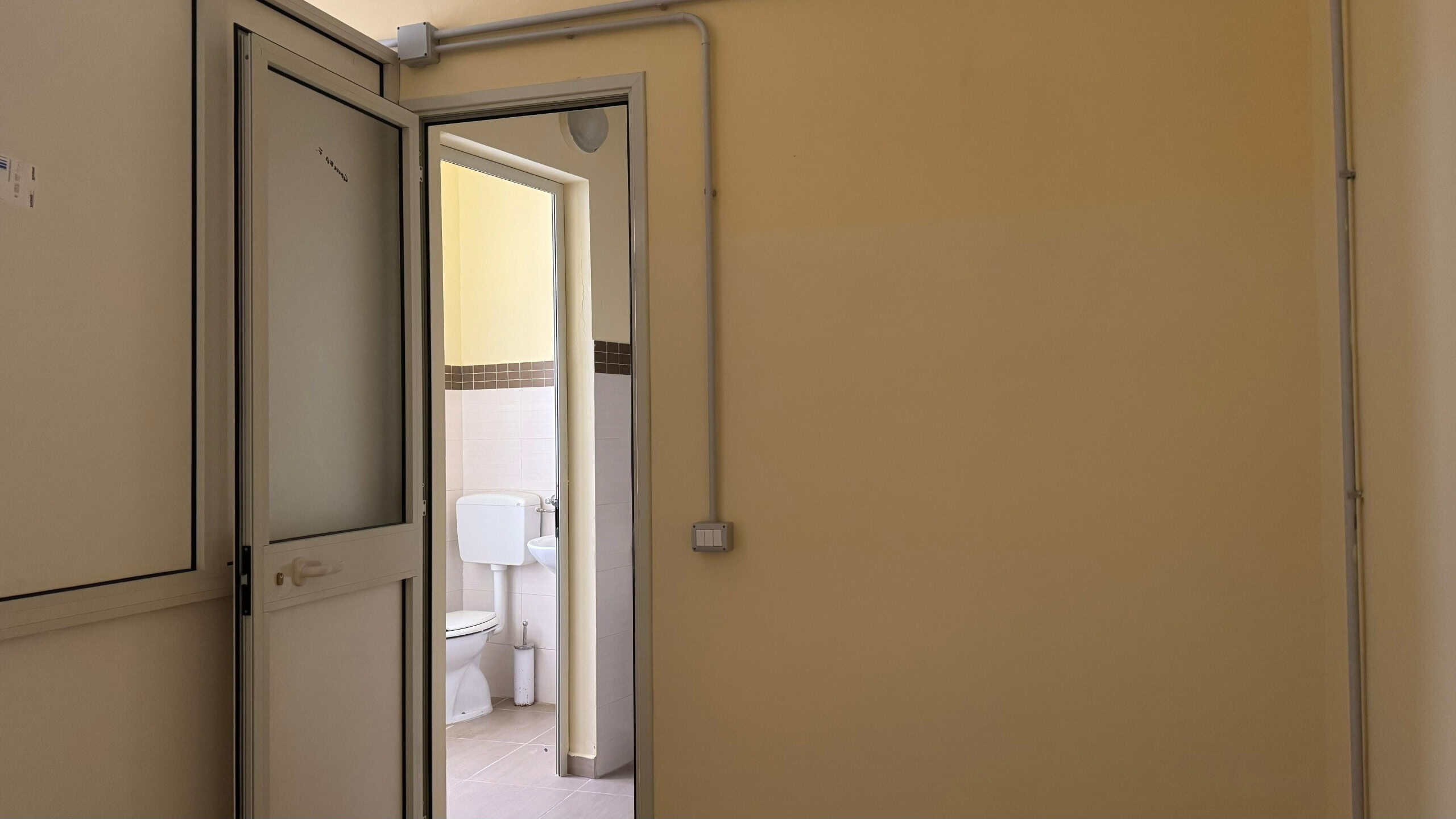 Panorama soluzione abitativa NextCasa, interni moderni e funzionali, veduta di bagno in appartamento in affitto, ambiente luminoso e pulito, immobile di qualità.
