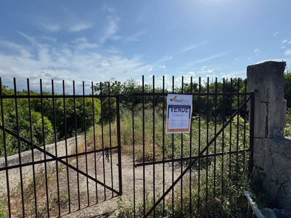 Vendita terreno agricolo con accesso privato, adatto a coltivazioni e agricoltura biologica, in zona tranquilla e naturale, ottima opportunità immobiliare.