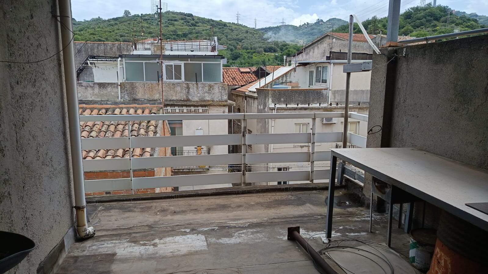 Balcone con vista sulle case e le colline, ristrutturato, spazio esterno per relax, zona tranquilla e ben collegata, ideale per investimento o abitazione principale, in zona residenziale.