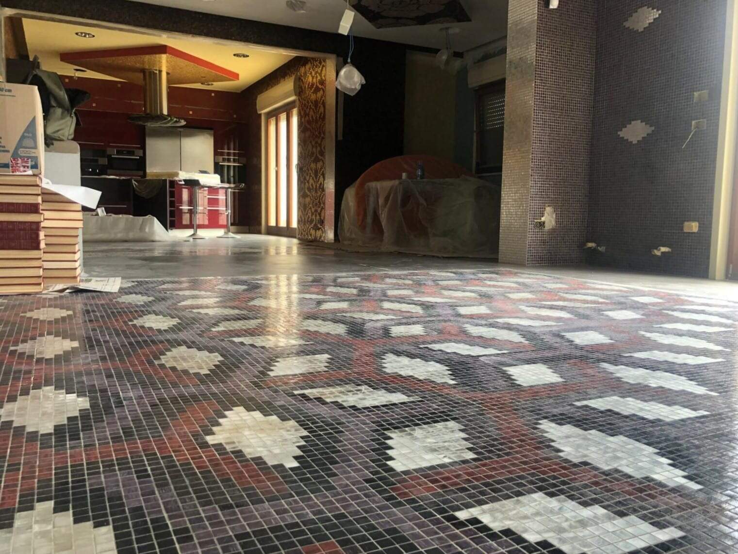 Piastrelle di design per interni di casa con motivo geometrico colorato, moderni rivestimenti, spazi abitativi ristrutturati, arredamento contemporaneo, dettagli di arredamento e finiture di alta qualità, NextCasa.