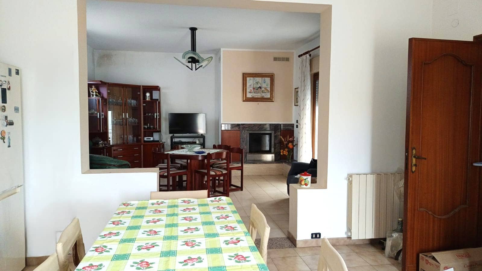 Codice immagine: soggiorno-pranzo-con-caminetto-e-mobili-in-legno.