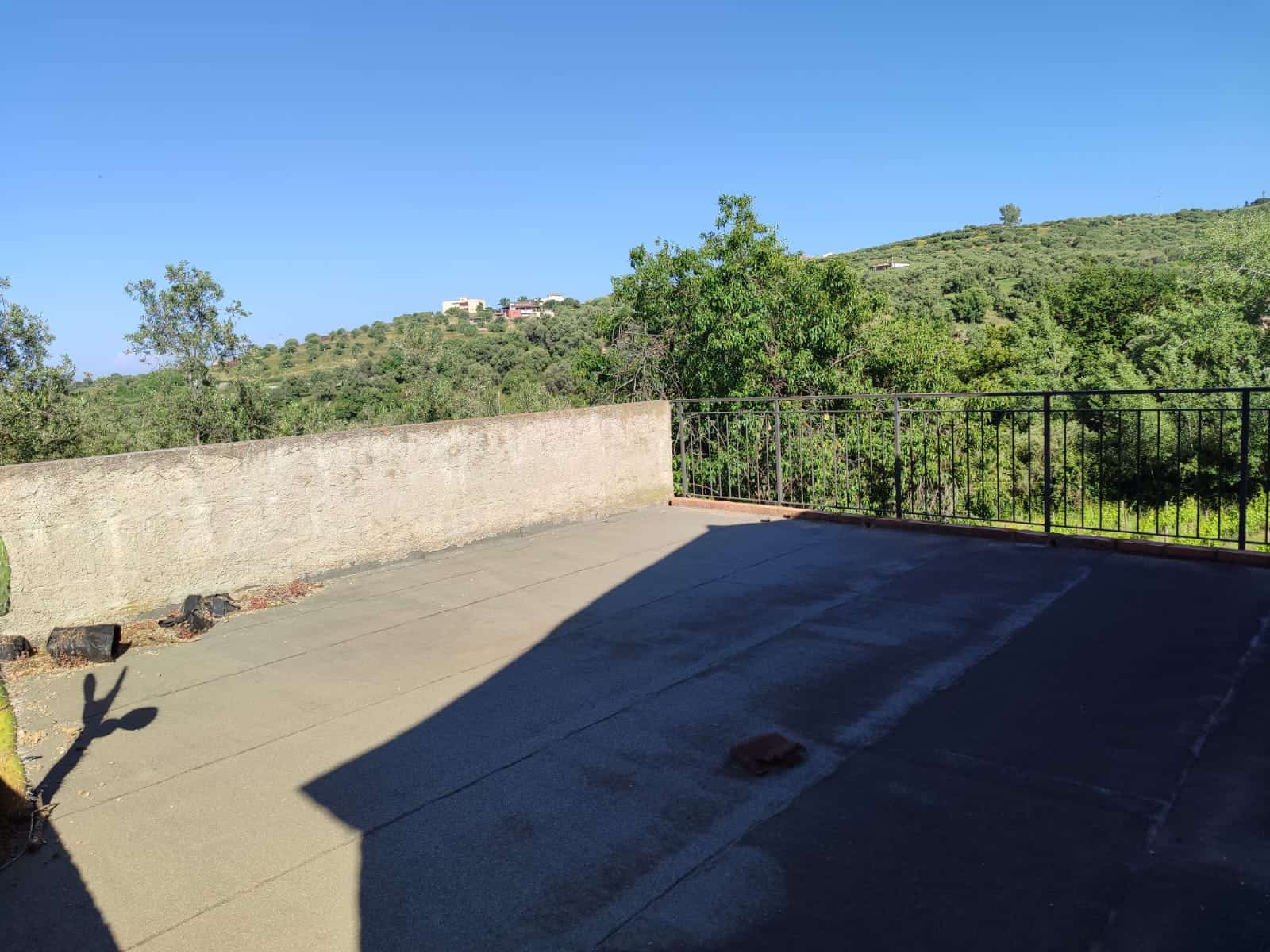 Ampio terrazzo con vista sulle colline verdi, ideale per relax e attività all'aperto, vicino a zone residenziali e natura, perfetto per la tua casa NextCasa.