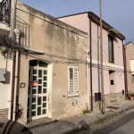 Vendesi casa in vendita situata in zona residenziale, immobile con facciata colorata, infissi in pvc, vicina a servizi e spazi verdi, ideale per investimento o abitazione principale.