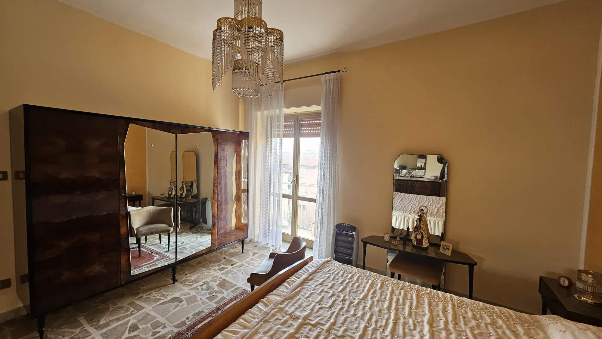 Armadio antico con specchio in camera da letto eleganti e funzionali, arredamento classico, ambiente accogliente con luce naturale, stile vintage, dettagli raffinati, casa di charme, mobilio tradizionale.