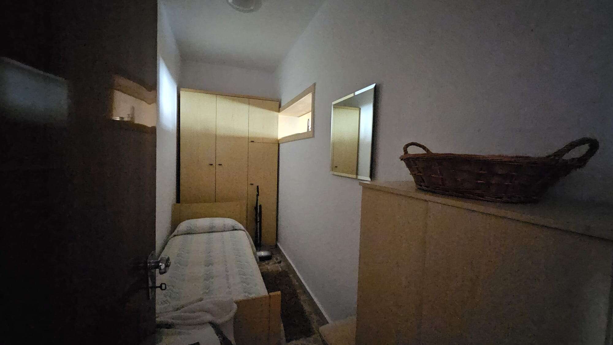 FILENAME: stanza-camera-letto-con-armadi-e-specchio-NextCasa.jpg.